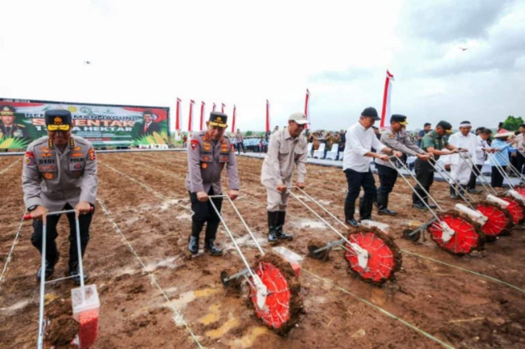 Dalam upaya mendukung program swasembada pangan nasional yang dicanangkan Presiden Republik Indonesia, Kapolri bersama Menteri Pertanian melaksanakan kunjungan kerja sekaligus meluncurkan kegiatan penanaman jagung serentak 1 juta hektare.