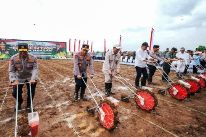 Dalam upaya mendukung program swasembada pangan nasional yang dicanangkan Presiden Republik Indonesia, Kapolri bersama Menteri Pertanian melaksanakan kunjungan kerja sekaligus meluncurkan kegiatan penanaman jagung serentak 1 juta hektare. Dalam upaya mendukung program swasembada pangan nasional yang dicanangkan Presiden Republik Indonesia, Kapolri bersama Menteri Pertanian melaksanakan kunjungan kerja sekaligus meluncurkan kegiatan penanaman jagung serentak 1 juta hektare.