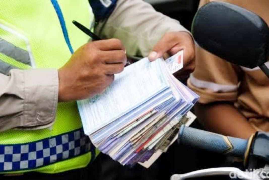 Kepolisian akan menghentikan tilang manual mulai akhir Januari 2025. Langkah ini disampaikan oleh Direktur Lalu Lintas Polda Metro Jaya, Kombes Pol Latif Usman, pada hari Jumat (17/1/2025).