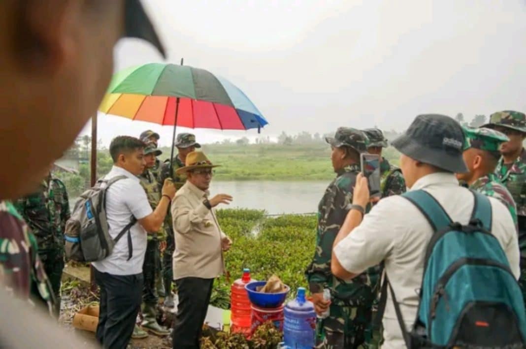 Bupati Tanah Datar Eka Putra menyerahkan bantuan logistik dan armada secara simbolis kepada Lantamal II Padang yang melaksanakan pembersihan enceng gondok di Talago Koto Baru Kecamatan X Koto, pada hari Rabu (22/1/2025).