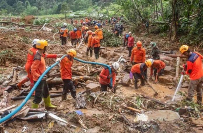 Proses evakuasi korban bencana alam di beberapa Kabupaten pada hari Rabu (22/1/2025) siang. Bencana longsor yang terjadi di Desa Kasimpar, Kecamatan Petungkriyono, Kabupaten Pekalongan, Jawa Tengah telah menelan 21 korban jiwa. Proses evakuasi korban bencana alam di beberapa Kabupaten pada hari Rabu (22/1/2025) siang. Bencana longsor yang terjadi di Desa Kasimpar, Kecamatan Petungkriyono, Kabupaten Pekalongan, Jawa Tengah telah menelan 21 korban jiwa.