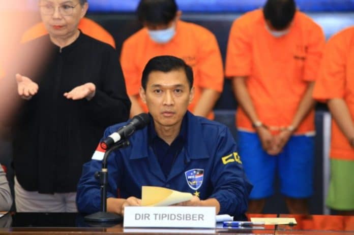 Dirtipidsiber Bareskrim Polri, Brigjen Pol Himawan Bayu Aji, menjelaskan bahwa pengungkapan ini menunjukkan kesigapan aparat dalam menangani kejahatan siber yang memanfaatkan teknologi canggih. Dirtipidsiber Bareskrim Polri, Brigjen Pol Himawan Bayu Aji, menjelaskan bahwa pengungkapan ini menunjukkan kesigapan aparat dalam menangani kejahatan siber yang memanfaatkan teknologi canggih.