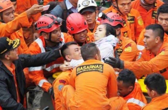 Tertimbun longsor, bayi malang itu Bernama Abiyan. Tubuh Abiyan ditemukan dalam keadaan tertutup selendang, di bawah springbed yang tersangkut pohon bambu, dekat aliran air. Tertimbun longsor, bayi malang itu Bernama Abiyan. Tubuh Abiyan ditemukan dalam keadaan tertutup selendang, di bawah springbed yang tersangkut pohon bambu, dekat aliran air.