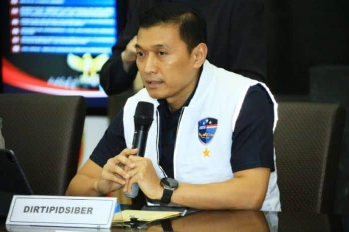 Bareskrim Polri menegaskan kasus ini dilakukan oleh sindikat. Tersangka tidak bekerja sendiri, kejahatan ini merupakan sindikat di mana tersangka dibantu oleh seseorang dengan inisial FA yang saat ini itu sudah kita tetapkan sebagai DPO yang bertugas menyiapkan video deepfake atau yang mengedit tersebut.