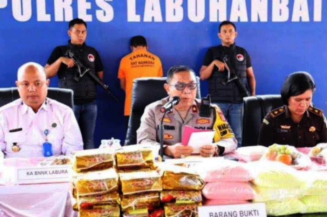 Polres Labuhan batu melaksanakan pemusnahan barang bukti narkoba jenis sabu seberat 19.469 gram dan pil ekstasi sebanyak 37.637 butir atau setara dengan berat 14.859,13 gram.
