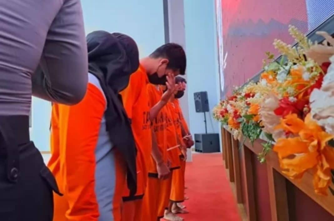 Satreskrim Polres Blitar tak butuh waktu lama untuk menangkap sepasang kekasih AI, 24, dan TY, 22, keduanya warga Desa Slorok, Kecamatan Doko, Kabupaten Blitar. Keduanya ditangkap usai ketahuan mencuri sepeda motor Honda Beat milik korban R.