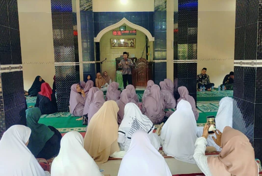 Pernyataan Erianto, Sekretaris Fraksi Golkar DPRD Kota Padang menunjukkan bagaimana pertemuan rutin yang digelar oleh Majelis Taklim An-Nisa, tidak hanya memperkuat tali persaudaraan tetapi juga menjadi sarana peningkatan spiritualitas dan pengetahuan.