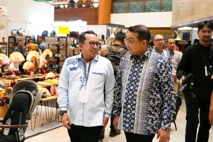 Menteri Ekonomi Kreatif (Ekraf) RI Teuku Riefky Harsya bersama istri lakukan kunjungan perdana ke stand Dekranasda Tanah datar disambut langsung Bupati Tanah Datar Eka Putra bersama Ketua Dekranasda Tanah Datar Ny. Lise Eka Putra. Menteri Ekonomi Kreatif (Ekraf) RI Teuku Riefky Harsya bersama istri lakukan kunjungan perdana ke stand Dekranasda Tanah datar disambut langsung Bupati Tanah Datar Eka Putra bersama Ketua Dekranasda Tanah Datar Ny. Lise Eka Putra.
