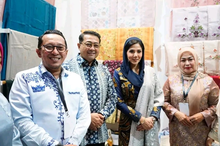 Menteri Ekonomi Kreatif (Ekraf) RI Teuku Riefky Harsya bersama istri lakukan kunjungan perdana ke stand Dekranasda Tanah datar disambut langsung Bupati Tanah Datar Eka Putra bersama Ketua Dekranasda Tanah Datar Ny. Lise Eka Putra.