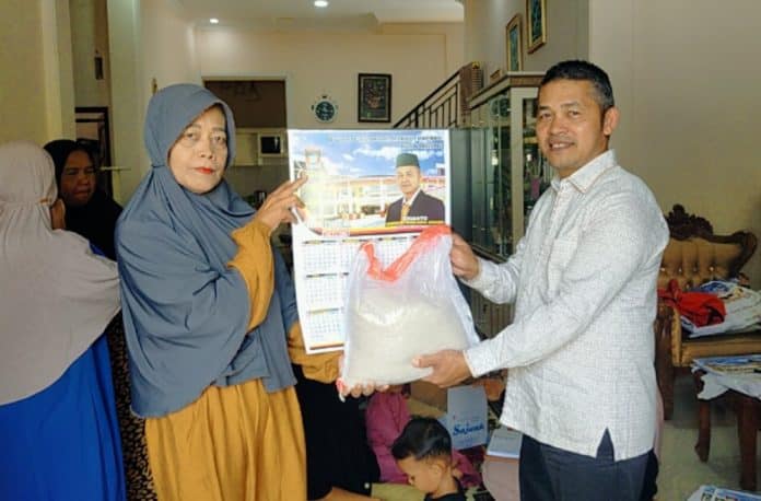 Anggota DPRD Kota Padang, Erianto, terus menunjukkan kepeduliannya terhadap masyarakat dengan membagikan beras secara bertahap setiap di Kecamatan Kuranji.