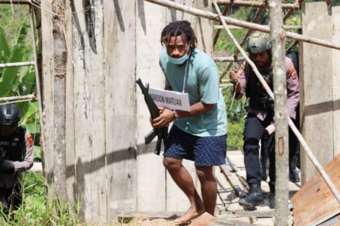Satgas Ops Damai Cartenz 2025 bersama Polres Yalimo menggelar rekonstruksi terkait keterlibatan Nikson Matuan dalam penembakan yang menewaskan Brigpol Iqbal Anwar Arif di Kampung Hobakma, Distrik Elelim, Kabupaten Yalimo, Papua Pegunungan. Satgas Ops Damai Cartenz 2025 bersama Polres Yalimo menggelar rekonstruksi terkait keterlibatan Nikson Matuan dalam penembakan yang menewaskan Brigpol Iqbal Anwar Arif di Kampung Hobakma, Distrik Elelim, Kabupaten Yalimo, Papua Pegunungan.