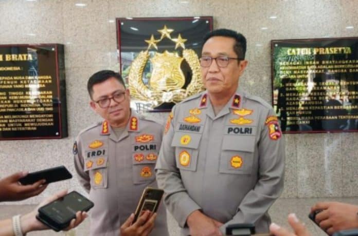 Direktorat Tindak Pidana Umum (Dirtipidum) Bareskrim Polri tengah menyelidiki kasus pemagaran laut di wilayah Bekasi, Jawa Barat. Penyelidikan ini dilakukan setelah menerima laporan dari Kementerian Agraria dan Tata Ruang/Badan Pertanahan Nasional (ATR/BPN) pada hari Jumat, 7 Februari 2025. Direktorat Tindak Pidana Umum (Dirtipidum) Bareskrim Polri tengah menyelidiki kasus pemagaran laut di wilayah Bekasi, Jawa Barat. Penyelidikan ini dilakukan setelah menerima laporan dari Kementerian Agraria dan Tata Ruang/Badan Pertanahan Nasional (ATR/BPN) pada hari Jumat, 7 Februari 2025.