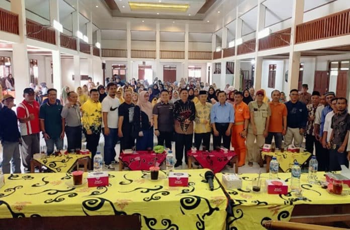 Reses tersebut, dihadiri oleh berbagai elemen masyarakat, termasuk Anggota DPRD Kota Padang Erianto, Ketua DPD LPM Kota Padang Irwan Basir Datuk Rajo Alam, Lurah Kuranji Safrizal, serta Ketua RT dan Ketua RW, tokoh masyarakat, Bundo Kanduang, pemuda, dan pemudi. Reses tersebut, dihadiri oleh berbagai elemen masyarakat, termasuk Anggota DPRD Kota Padang Erianto, Ketua DPD LPM Kota Padang Irwan Basir Datuk Rajo Alam, Lurah Kuranji Safrizal, serta Ketua RT dan Ketua RW, tokoh masyarakat, Bundo Kanduang, pemuda, dan pemudi.