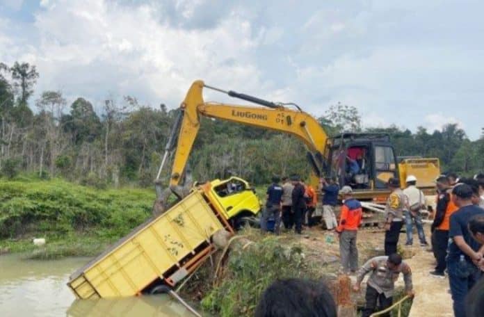 Petugas mengevakuasi mobil truk pengangkut 32 karyawan PT Empat Res Bersaudara (ERB) terjun ke Sungai Segati, Langgam, Pelalawan, Riau. Empat tewas, 11 lainnya masih hilang, pada hari, Minggu (23/2/2025) Petugas mengevakuasi mobil truk pengangkut 32 karyawan PT Empat Res Bersaudara (ERB) terjun ke Sungai Segati, Langgam, Pelalawan, Riau. Empat tewas, 11 lainnya masih hilang, pada hari, Minggu (23/2/2025)