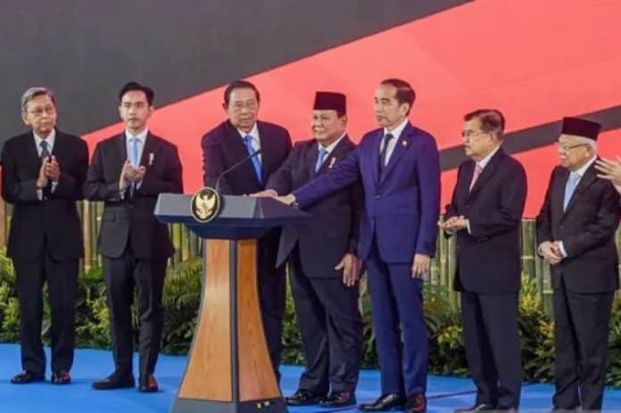 Presiden RI Prabowo Subianto bersama Presiden Ke-7 RI Joko Widodo dan Presiden Ke-6 RI Susilo Bambang Yudhoyono menekan tombol bersama seraya meluncurkan secara resmi Badan Pengelolaan Investasi Daya Anagata Nusantara (BPI Danantara) di Istana Kepresidenan Jakarta.