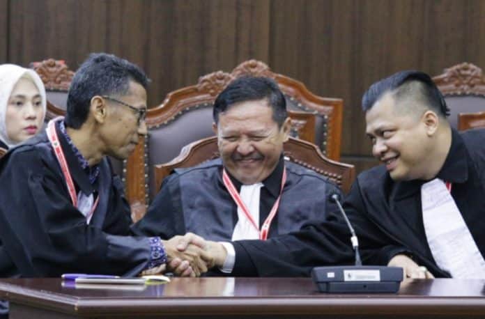 Kuasa Hukum Pemohon hadir pada persidangan Pengucapan Putusan Perkara Nomor 02/PHPU.BUP-XXIII/2025 Perselisihan Hasil Pemilihan Umum Bupati Kabupaten Pasaman, Senin (24/2) di Ruang Sidang Pleno MK. Foto Humas/Bayu Kuasa Hukum Pemohon hadir pada persidangan Pengucapan Putusan Perkara Nomor 02/PHPU.BUP-XXIII/2025 Perselisihan Hasil Pemilihan Umum Bupati Kabupaten Pasaman, Senin (24/2) di Ruang Sidang Pleno MK. Foto Humas/Bayu