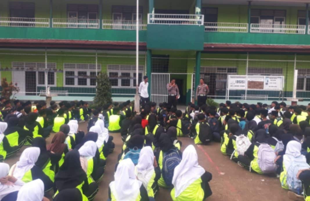 Polsek Cilimus menggelar kegiatan Polri Goes to School di MTS Nurul Huda yang berlokasi di Desa Timbang, Kecamatan Cigandamekar, Kabupaten Kuningan, Provinsi Jawa Barat, pada hari Senin, 24 Februari 2025, pukul 11.00 WIB.