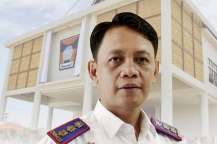 Kepala Dinas Perhubungan (Dishub) Kota Padang, Ances Kurniawan menanggapi keluhan pengguna jalur By Pass terkait debut yang diakibatkan truk pengangkut tanah clay, cangkang sawit, ataupun truk batu bara. Kepala Dinas Perhubungan (Dishub) Kota Padang, Ances Kurniawan menanggapi keluhan pengguna jalur By Pass terkait debut yang diakibatkan truk pengangkut tanah clay, cangkang sawit, ataupun truk batu bara.