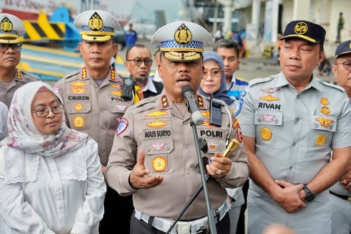 Kepala Korps Lalu Lintas (Kakorlantas) Polri, Irjen Pol. Agus Suryo Nugroho, bersama Direktur Utama PT Jasa Raharja, Rivan A. Purwantono, dan Direktur Lalu Lintas Polda Jawa Timur, Kombes Komaruddin, telah meninjau kesiapan jalur mudik di Kota Wisata Batu, Jawa Timur, sebagai bagian dari Operasi Ketupat 2025. Kepala Korps Lalu Lintas (Kakorlantas) Polri, Irjen Pol. Agus Suryo Nugroho, bersama Direktur Utama PT Jasa Raharja, Rivan A. Purwantono, dan Direktur Lalu Lintas Polda Jawa Timur, Kombes Komaruddin, telah meninjau kesiapan jalur mudik di Kota Wisata Batu, Jawa Timur, sebagai bagian dari Operasi Ketupat 2025.