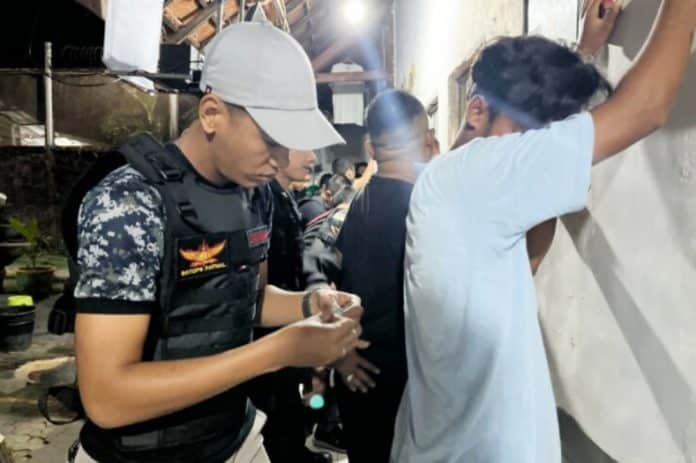 Penggeledahan kamar hunian di Lapas Kelas IIA Banyuwangi menjelang bulan suci Ramadhan menunjukkan komitmen pihak lapas dalam menjaga keamanan dan ketertiban (kamtib). Penggeledahan kamar hunian di Lapas Kelas IIA Banyuwangi menjelang bulan suci Ramadhan menunjukkan komitmen pihak lapas dalam menjaga keamanan dan ketertiban (kamtib).