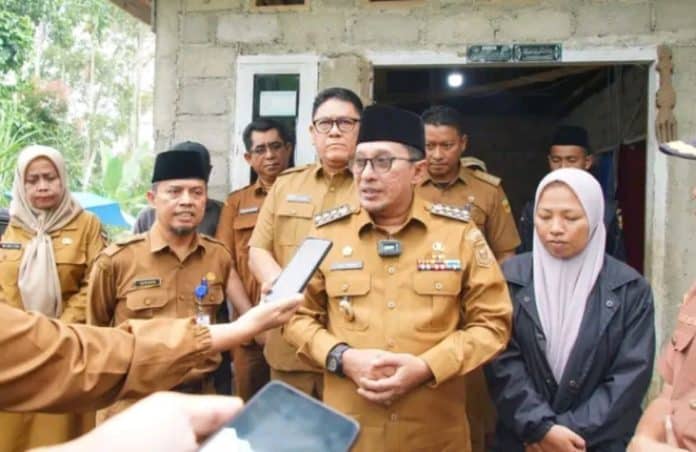 Bupati Tanah DatarĀ Eka Putra, SE, MM beserta Pj. Sekretaris Daerah Elizar, Kepala Dinas Sosial PPPA Afrizon dan jajaran lainnya melayat ke rumah duka Almarhumah Cinta Novita Sari, di Nagari Sumanik, kecamatan Salimpaung, Senin (3/3/2025). Bupati Tanah DatarĀ Eka Putra, SE, MM beserta Pj. Sekretaris Daerah Elizar, Kepala Dinas Sosial PPPA Afrizon dan jajaran lainnya melayat ke rumah duka Almarhumah Cinta Novita Sari, di Nagari Sumanik, kecamatan Salimpaung, Senin (3/3/2025).