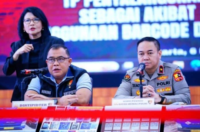 Direktorat Tindak Pidana Tertentu (Dittipidter) Bareskrim Polri mengungkapkan hasil penindakan terkait penyalahgunaan bahan bakar minyak (BBM) bersubsidi jenis solar yang terjadi di Kabupaten Tuban, Provinsi Jawa Timur, dan Kabupaten Karawang, Provinsi Jawa Barat. Direktorat Tindak Pidana Tertentu (Dittipidter) Bareskrim Polri mengungkapkan hasil penindakan terkait penyalahgunaan bahan bakar minyak (BBM) bersubsidi jenis solar yang terjadi di Kabupaten Tuban, Provinsi Jawa Timur, dan Kabupaten Karawang, Provinsi Jawa Barat.