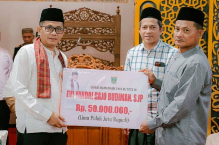 Dalam kesempatan safari Ramadhan di Masjid M. Nur, Kelurahan Andalas, Kecamatan Padang Timur, pada Sabtu (9/3/2025) malam, Wakil Ketua DPRD Provinsi Sumatera Barat, Evi Yandri Rajo Budiman, menyalurkan bantuan hibah dari Pemerintah Provinsi Sumatera Barat sebesar Rp.50 juta serta Al-Qur'an untuk mendukung kegiatan keagamaan di masjid tersebut. Dalam kesempatan safari Ramadhan di Masjid M. Nur, Kelurahan Andalas, Kecamatan Padang Timur, pada Sabtu (9/3/2025) malam, Wakil Ketua DPRD Provinsi Sumatera Barat, Evi Yandri Rajo Budiman, menyalurkan bantuan hibah dari Pemerintah Provinsi Sumatera Barat sebesar Rp.50 juta serta Al-Qur'an untuk mendukung kegiatan keagamaan di masjid tersebut.