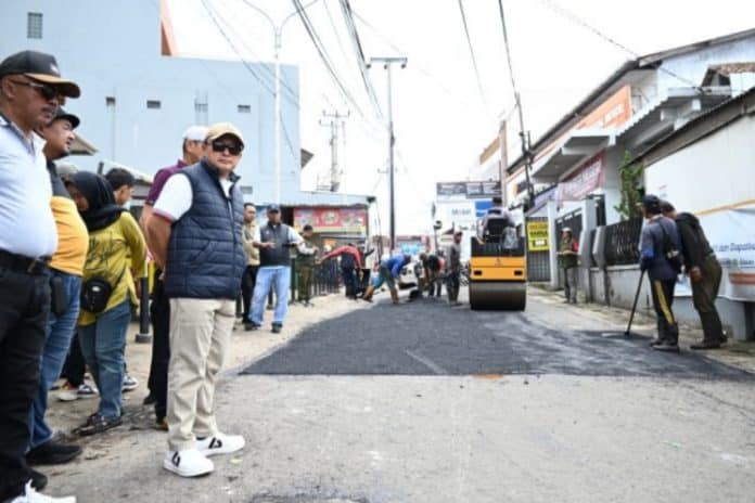 Dalam upaya menuntaskan program 100 hari kerja, Bupati Kuningan Dr. H. Dian Rachmat Yanuar, M.Si., melakukan peninjauan perbaikan jalan di beberapa titik, bahkan sempat mengoperasikan stoom Walls di wilayah Caracas-Cibuntu, pada Minggu (9/3/2025). Dalam upaya menuntaskan program 100 hari kerja, Bupati Kuningan Dr. H. Dian Rachmat Yanuar, M.Si., melakukan peninjauan perbaikan jalan di beberapa titik, bahkan sempat mengoperasikan stoom Walls di wilayah Caracas-Cibuntu, pada Minggu (9/3/2025).