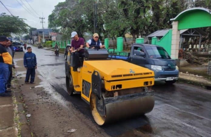 Bupati Kuningan Dr. H. Dian Rachmat Yanuar, M.Si., meninjau perbaikan jalan di beberapa lokasi sebagai bagian dari program 100 hari kerjanya, pada Minggu, 9 Maret 2025. Bupati Kuningan Dr. H. Dian Rachmat Yanuar, M.Si., meninjau perbaikan jalan di beberapa lokasi sebagai bagian dari program 100 hari kerjanya, pada Minggu, 9 Maret 2025.