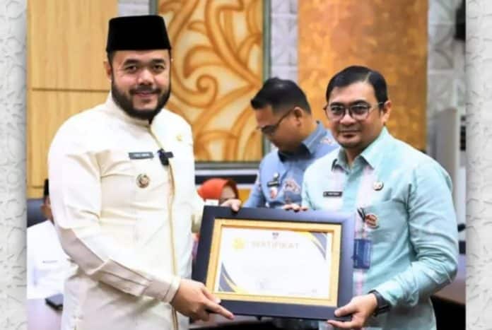 Wali Kota Padang, Fadly Amran menyerahkan sertifikat Kepala Dinas Komunikasi dan Informatika (Diskominfo) Kota Padang Boby Firman. Hal ini sejalan dengan program unggulan (Progul) Kota Padang sebagai Kota Pintar (Smart City) dan Kota Sehat, yang berlandaskan agama dan budaya, menuju kota yang maju dan sejahtera saat weekly meeting di Abu Bakar Jaar, pada Senin (10/3/2025). Wali Kota Padang, Fadly Amran menyerahkan sertifikat Kepala Dinas Komunikasi dan Informatika (Diskominfo) Kota Padang Boby Firman. Hal ini sejalan dengan program unggulan (Progul) Kota Padang sebagai Kota Pintar (Smart City) dan Kota Sehat, yang berlandaskan agama dan budaya, menuju kota yang maju dan sejahtera saat weekly meeting di Abu Bakar Jaar, pada Senin (10/3/2025).