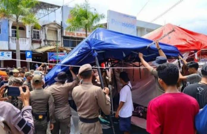 Personel Satuan Polisi Pamong Praja (Satpol PP) Kota Padang bersama Dinas Perdagangan terus melakukan pengawasan ketat terhadap Pedagang Kaki Lima (PKL) yang sebelumnya berjualan di badan jalan Pasar Raya Barat.
