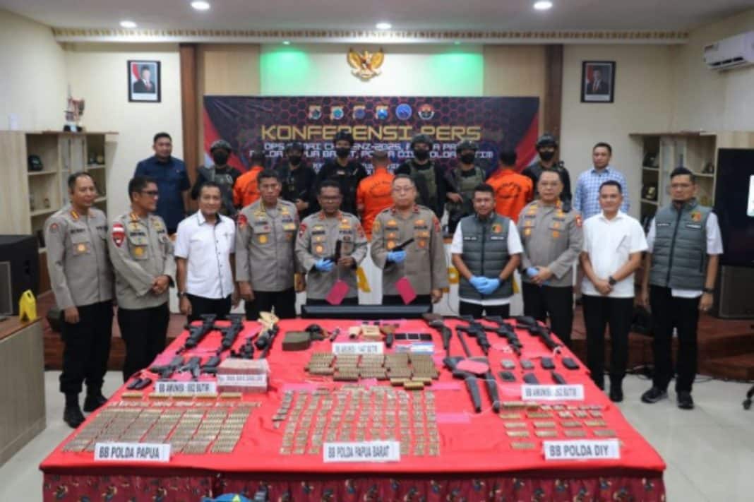 Satgas Damai Cartenz 2025 berhasil membongkar jaringan pemasok senjata api (Senpi) dan amunisi untuk Kelompok Kriminal Bersenjata (KKB) yang beroperasi lintas provinsi.