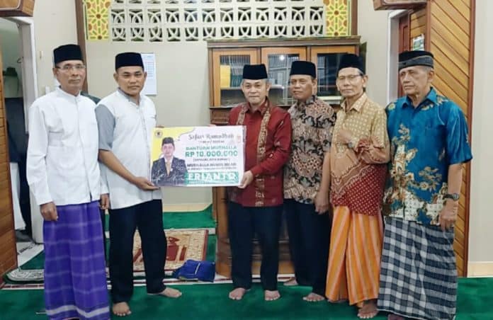 Anggota DPRD Kota Padang, Erianto Mahmuda, melaksanakan kegiatan Safari Ramadhan 1445 H/2025 M di Mushalla Nurul Bilad, yang berlokasi di Jalan Pepaya XI-XII, Kelurahan Kuranji, Kota Padang, pada Rabu, 12 Maret 2025.