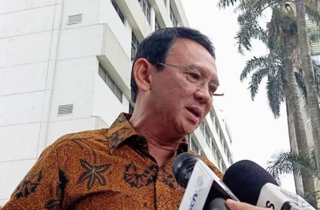 Ahok tiba di Kejaksaan Agung sekitar pukul 08.40 WIB, mengenakan kemeja cokelat dan didampingi oleh timnya, pada hari ini, Kamis, 13 Maret 2025.