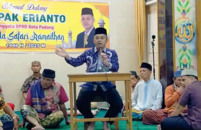 Erianto Mahmuda, anggota DPRD Kota Padang dari Dapil II Kuranji, melaksanakan kegiatan Safari Ramadhan 1445 H/2025 M yang berlokasi di Mushalla Al Hadid, Jalan Anggur RT.01/RW 08, Perumahan Belimbing, Kelurahan Kuranji, Kecamatan Kuranji, Kota Padang, pada Kamis, 13 Maret 2025.