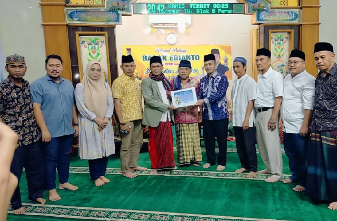 Sebagai bentuk dukungan nyata, Erianto menyerahkan secara simbolis bantuan hibah sebesar Rp 10 juta dari Pemerintah Kota Padang. Bantuan ini diharapkan dapat memperkuat berbagai kegiatan keagamaan di Mushalla Al Hadid, termasuk pengajian rutin, Pesantren Ramadhan, dan pembinaan generasi muda.