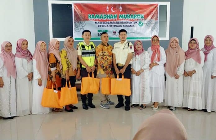 Ikatan Istri Anggota Dewan (IKIAD) Kota Padang menggelar kegiatan Ramadhan Mubarok di Gedung DPRD Kota Padang, Kelurahan Sungai Sapih, Kecamatan Kuranji, pada Jumat (14/3/2025) siang. Kegiatan ini mengusung tema: "Mari Bersama Berbagi Untuk Kesejahteraan Bersama."