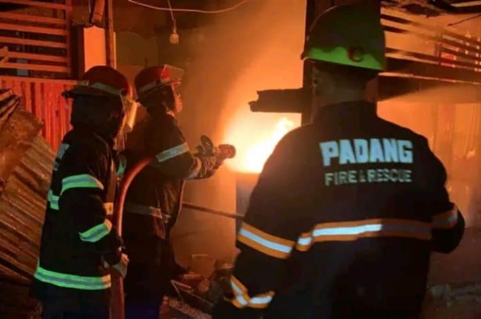 Kota Padang mengalami dua insiden kebakaran yang signifikan dalam satu malam, pada hari Minggu, 16 Maret 2025. Kota Padang mengalami dua insiden kebakaran yang signifikan dalam satu malam, pada hari Minggu, 16 Maret 2025.