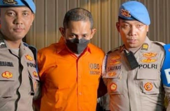 Divisi Propam Polri mengadakan Sidang Kode Etik Profesi Polri terhadap mantan Kapolres Ngada, AKBP Fajar Widyadharma Lukman Sumaatmaja, yang terlibat dalam pelanggaran serius. Divisi Propam Polri mengadakan Sidang Kode Etik Profesi Polri terhadap mantan Kapolres Ngada, AKBP Fajar Widyadharma Lukman Sumaatmaja, yang terlibat dalam pelanggaran serius.