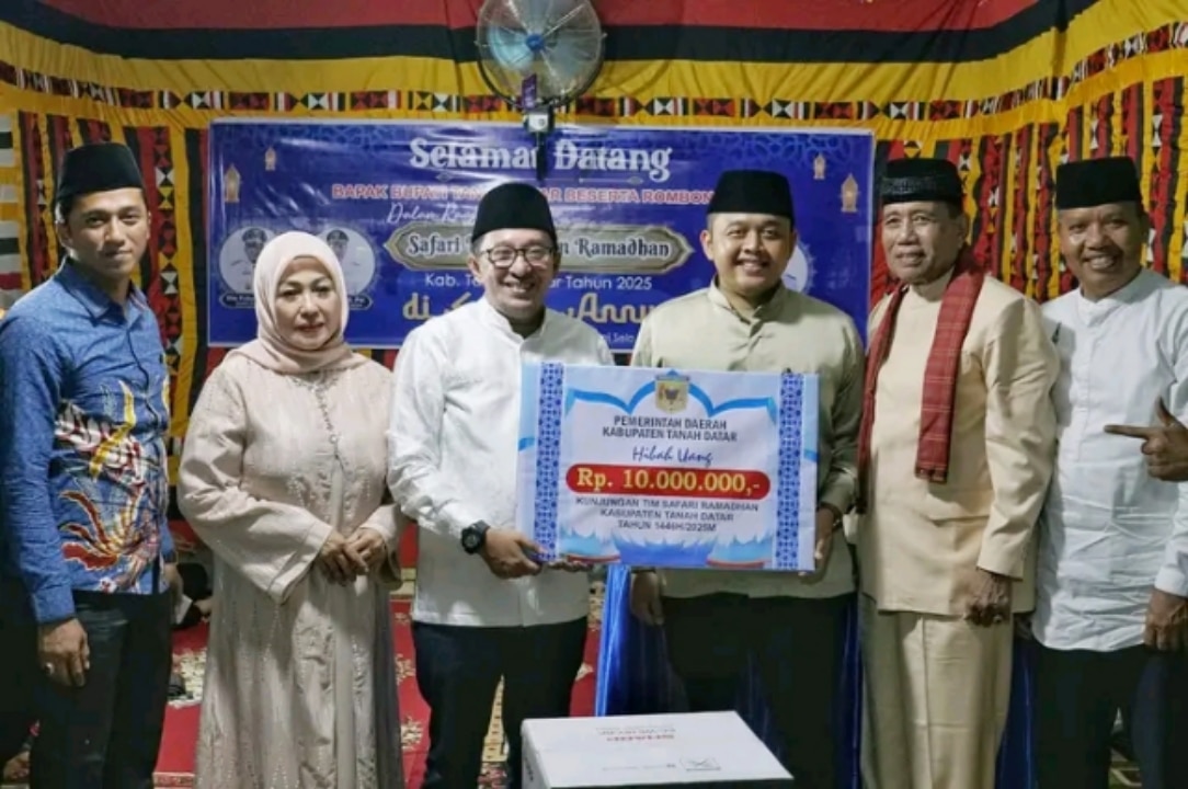 Pada kesempatan itu Bupati Eka Putra juga memberikan bantuan pembangunan untuk Surau An Nur sebesar Rp 10 juta, 1 unit mesin vacum cleaner dan uang berbuka puasa sebesar Rp 1.650.000,-