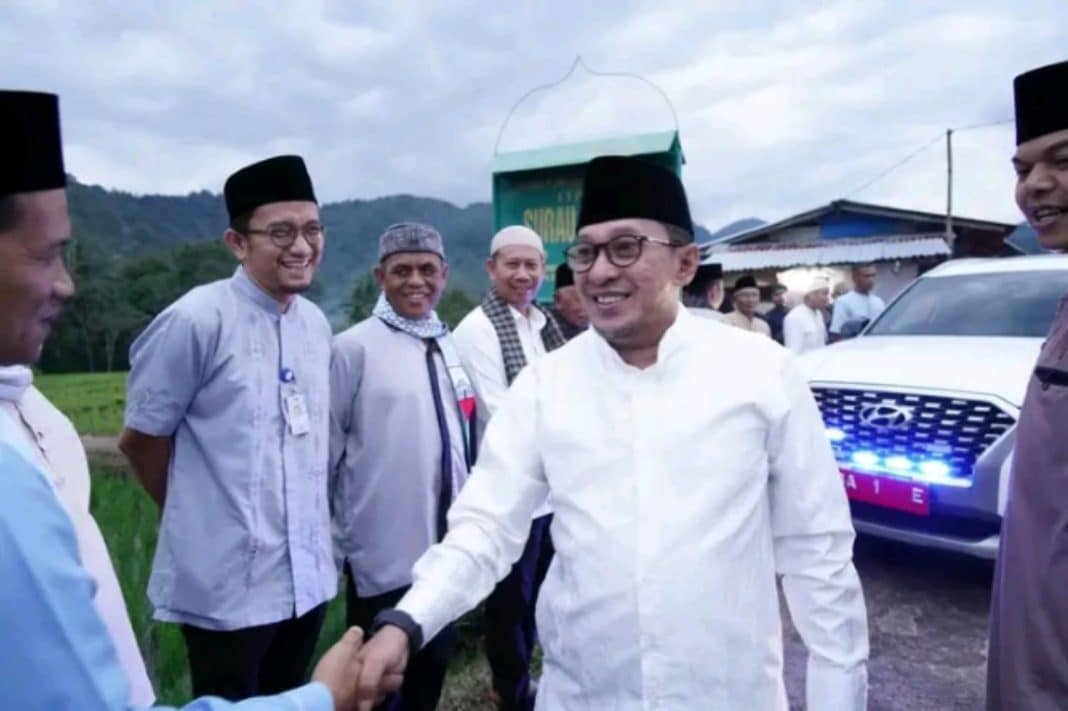 Bupati Tanah Datar, Eka Putra, SE. MM, menutup rangkaian kegiatan Tim Khusus Safari Ramadhan 2025 di Surau An Nur, Jorong Ujuang Tanah, Nagari Tapi Selo, Kecamatan Lintau Buo Utara, pada Senin (17/03/2025).