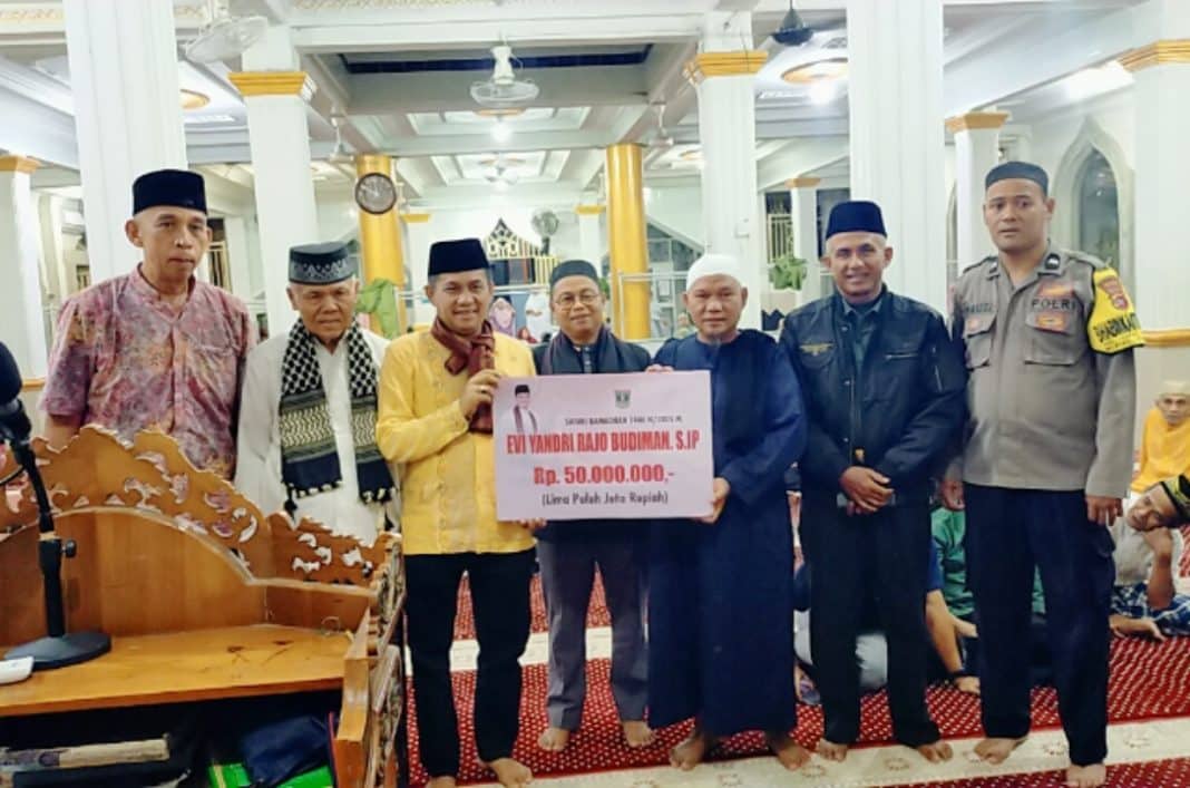 Wakil Ketua DPRD Provinsi Sumatera Barat, Evi Yandri Rajo Budiman, menyalurkan bantuan hibah dari Pemerintah Provinsi Sumatera Barat sebesar Rp.50 juta serta Al-Qur’an untuk mendukung kegiatan keagamaan di masjid. Bantuan tersebut diterima langsung Ketua Masjid Raya Pasar Baru Junaidi Susanto.