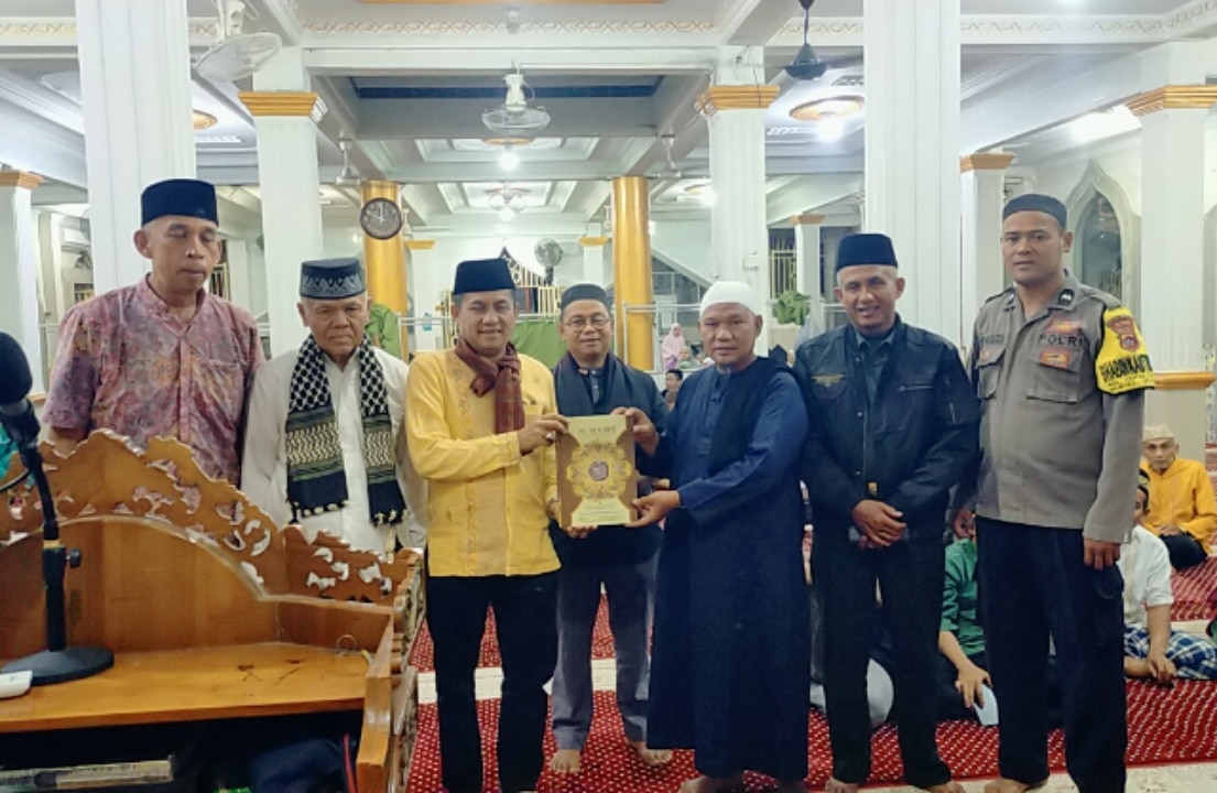 Wakil Ketua DPRD Provinsi Sumatera Barat, Evi Yandri Rajo Budiman, menyalurkan bantuan hibah dari Pemerintah Provinsi Sumatera Barat sebesar Rp.50 juta serta Al-Qur’an untuk mendukung kegiatan keagamaan di masjid. Bantuan tersebut diterima langsung Ketua Masjid Raya Pasar Baru Junaidi Susanto.