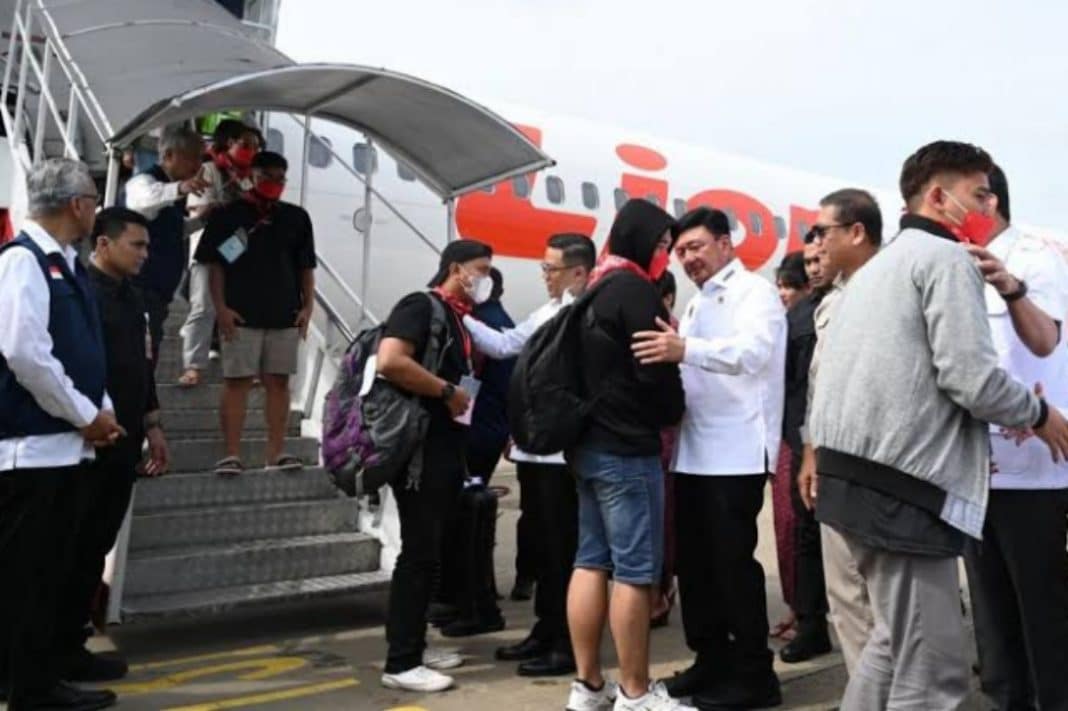 Tangis pecah saat WNI tiba di Bandara Internasional Soekarno-Hatta pada Selasa, 18 Maret 2025, dan disambut langsung oleh Menteri Luar Negeri Sugiono serta sejumlah pejabat tinggi lainnya.