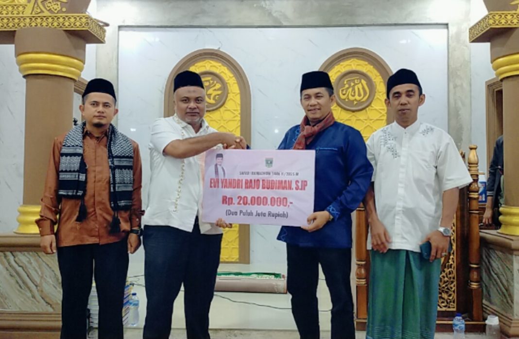 Budi Kurniawan mengucapkan terima kasih atas bantuan dana hibah sebesar Rp. 20 juta serta Al-Qur’an dari Wakil Ketua DPRD Provinsi Sumatera Barat, Evi Yandri Rajo Budiman.