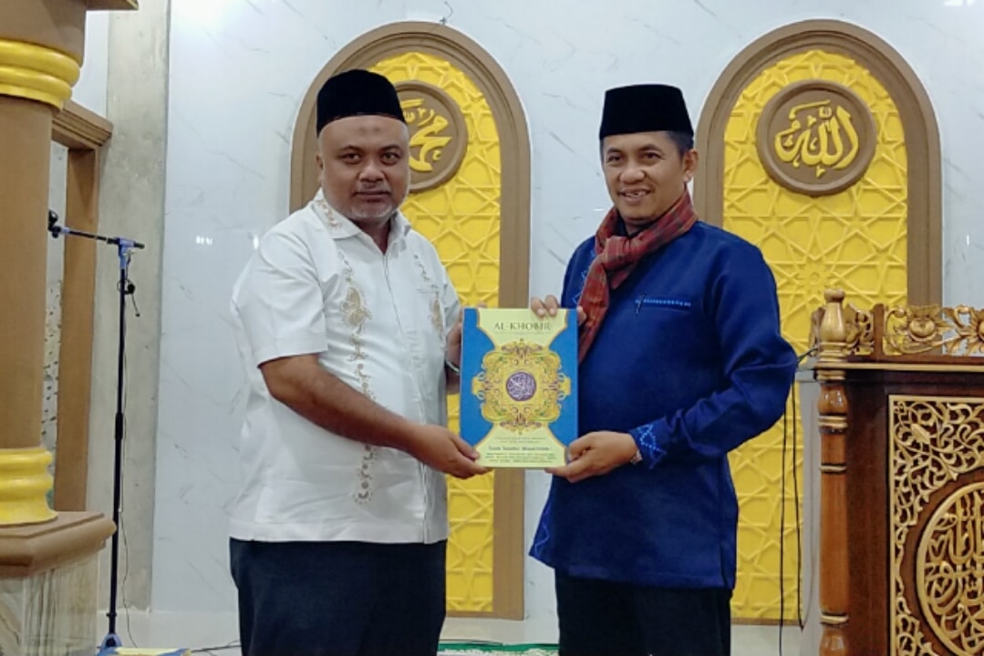 Budi Kurniawan mengucapkan terima kasih atas bantuan dana hibah sebesar Rp. 20 juta serta Al-Qur’an dari Wakil Ketua DPRD Provinsi Sumatera Barat, Evi Yandri Rajo Budiman.