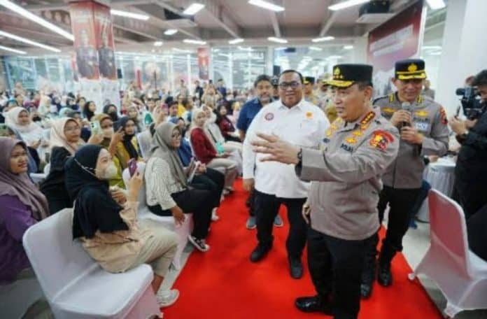 Kapolri Jenderal Polisi Listyo Sigit Prabowo meninjau kegiatan Bakti Kesehatan di PT Tah Sung Hung, Kabupaten Brebes, Provinsi Jawa Tengah, pada Rabu, 19 Maret 2025.