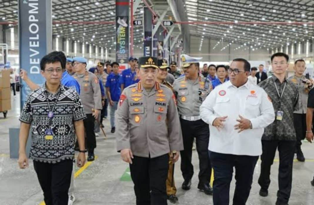 Kapolri Jenderal Polisi Drs. Listyo Sigit Prabowo meninjau pabrik sepatu di kawasan Brebes, Jawa Tengah. Dalam peninjauan pabrik sepatu, Kapolri didampingi Presiden Konfederasi Serikat Pekerja Seluruh Indonesia (KSPSI) Andi Gani Nena Wea dan Presiden Konfederasi Serikat Pekerja Indonesia (KSPI) Said Iqbal.