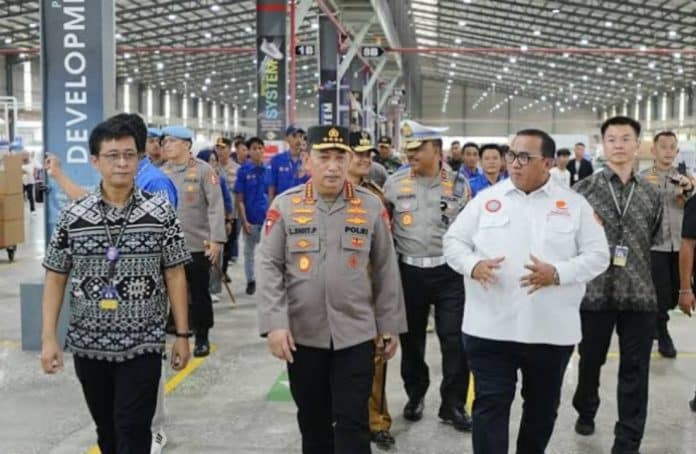 Kapolri Jenderal Polisi Drs. Listyo Sigit Prabowo meninjau pabrik sepatu di kawasan Brebes, Jawa Tengah. Dalam peninjauan pabrik sepatu, Kapolri didampingi Presiden Konfederasi Serikat Pekerja Seluruh Indonesia (KSPSI) Andi Gani Nena Wea dan Presiden Konfederasi Serikat Pekerja Indonesia (KSPI) Said Iqbal.