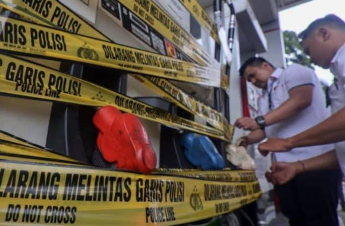 Sebuah SPBU di Jalan Alternatif Sentul, Sukaraja, Bogor, disegel oleh Kementerian Perdagangan (Kemendag) dan Badan Reserse Kriminal (Bareskrim) Polri setelah ditemukan dugaan praktik kecurangan takaran bahan bakar minyak (BBM). Sebuah SPBU di Jalan Alternatif Sentul, Sukaraja, Bogor, disegel oleh Kementerian Perdagangan (Kemendag) dan Badan Reserse Kriminal (Bareskrim) Polri setelah ditemukan dugaan praktik kecurangan takaran bahan bakar minyak (BBM).